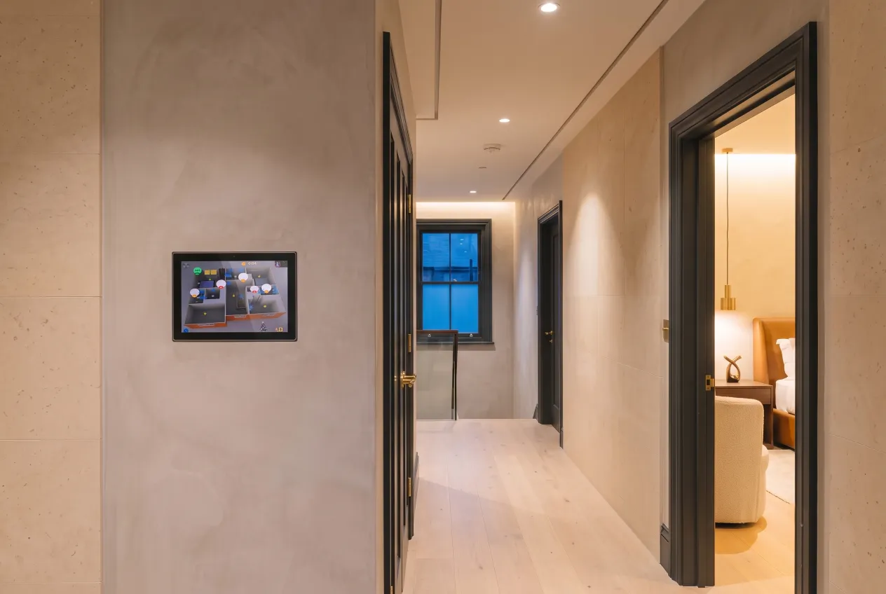 Entrance hall wall panel showing the SH-Pro 3D floor plan interface